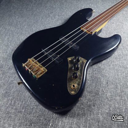 Fender Custom Shop 64 Jazz Bass Relic Fretless Black [Used] - Image 2